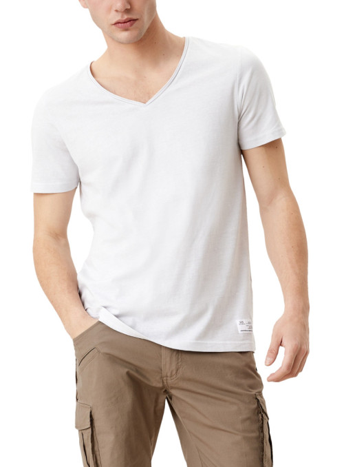 V-neck t-shirt