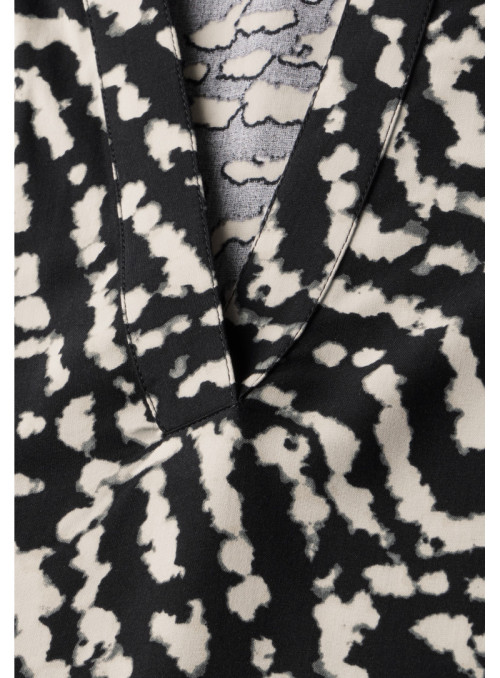 LTD QR Splitneck blouse w turn